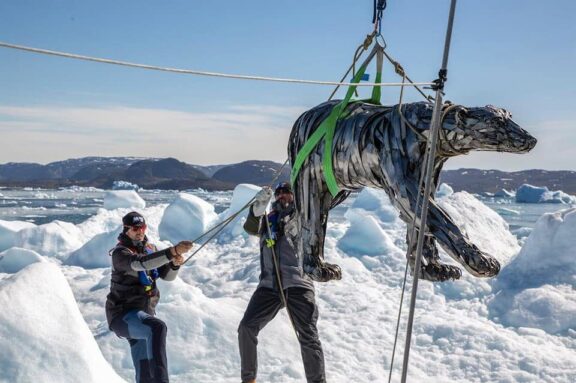 installation ours sculpté au Groenland